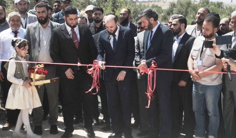 وزير الطاقة يدشن مشروعًا للطاقة الشمسية بمحطة العرشاني في إدلب