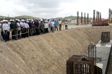 المهندس عرنوس يطلع على الأعمال المنفذة في محطة توليد الطاقة الكهربائية بالرستين 