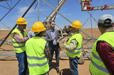 مدير المؤسسة العامة لنقل وتوزيع الكهرباء يتفقد إعادة تأهيل خط (دير علي- الشيخ مسكين)